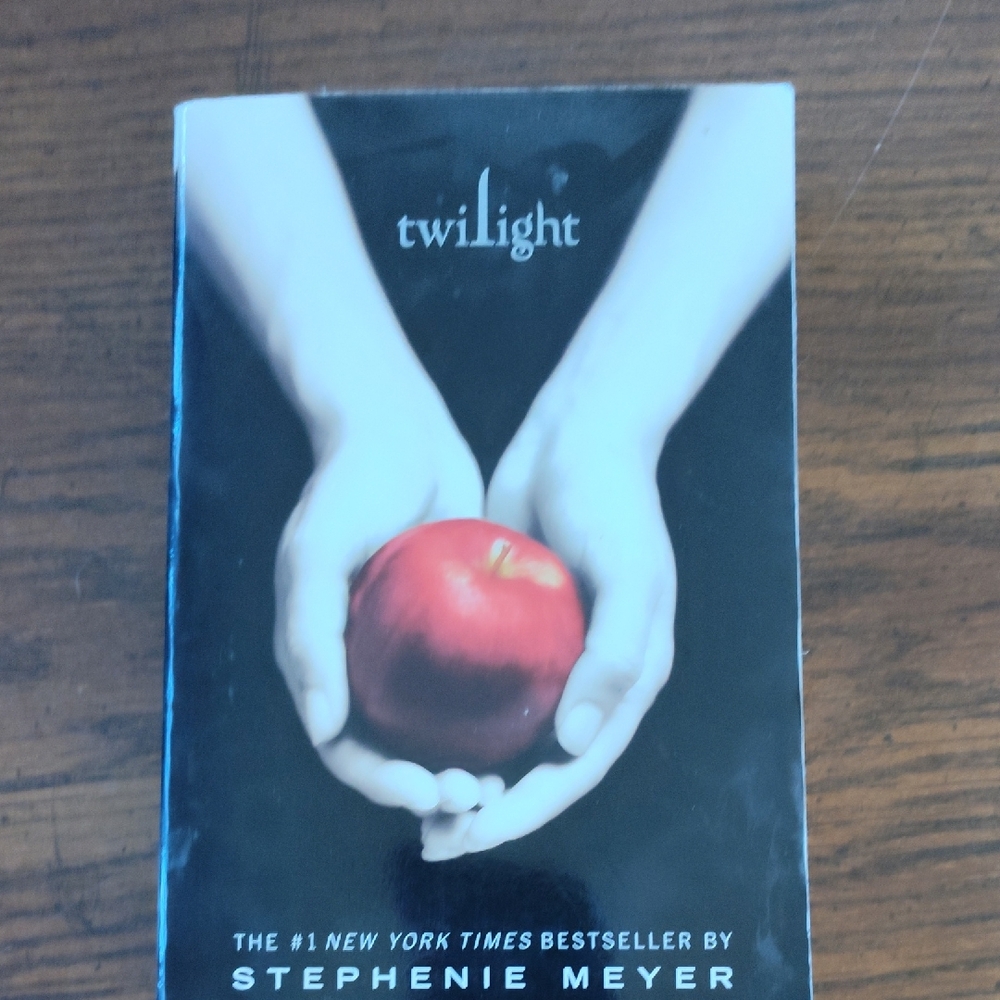 Twilight by Stephenie Meyer - Black and Red Cover